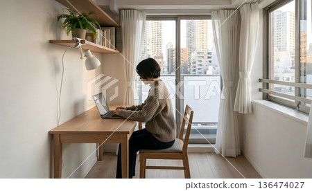 一位在家工作的女士 136474027