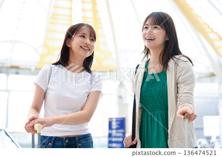 Two friends enjoying their trip at the airport ■Photography cooperation: Kansai International Airport (KIX) 136474521
