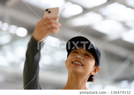 一名女子在機場自拍。照片由關西國際機場（KIX）提供。 136474532