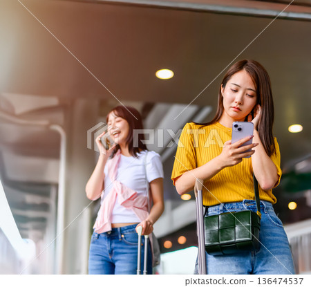 Traveling woman with smartphone ■Photography cooperation: Kansai International Airport (KIX) Traveling woman with smartphone ■Photography cooperation: Kansai International Airport (KIX) 136474537