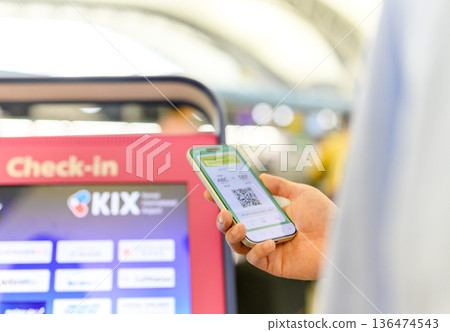 Airport check-in with your smartphone ■Filming cooperation: Kansai International Airport (KIX) Airport check-in with your smartphone ■Filming cooperation: Kansai International Airport (KIX) 136474543