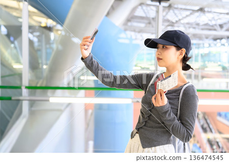 一名女子在機場自拍。照片由關西國際機場(KIX)提供。 一名女子在機場自拍。照片由關西國際機場(KIX)提供。 136474545