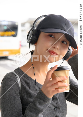 一位女士手持耳機和一杯咖啡。照片由關西國際機場(KIX)提供。 一位女士手持耳機和一杯咖啡。照片由關西國際機場(KIX)提供。 136474546