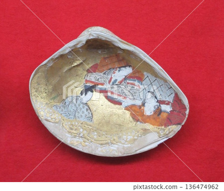 A painted clam used in the Heian period game "shell matching" A painted clam used in the Heian period game "shell matching" 136474962