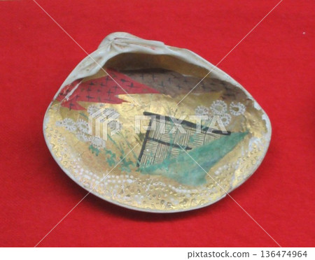 A painted clam used in the Heian period game "shell matching" A painted clam used in the Heian period game "shell matching" 136474964
