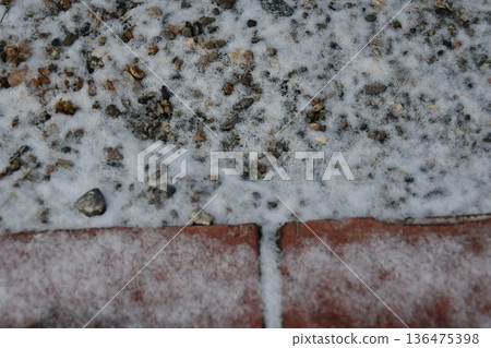 Snow, gravel and blocks 136475398