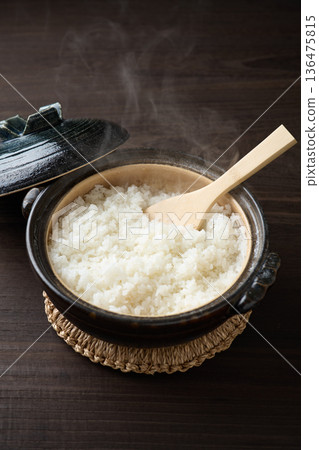 用陶罐煮熟的新鮮米飯 用陶罐煮熟的新鮮米飯 136475815