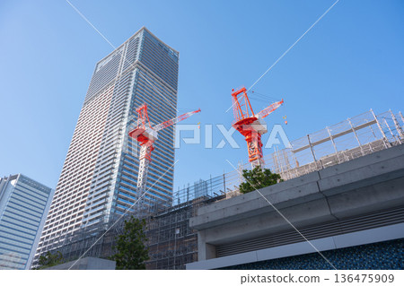 正在建設的摩天大樓的城市景觀 136475909