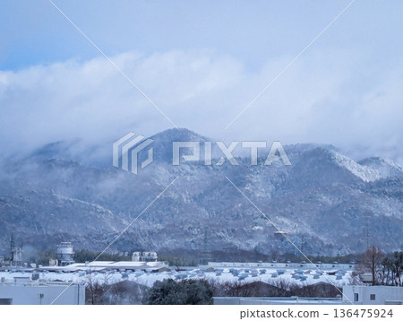 白雪皚皚的山巒和城鎮景色 白雪皚皚的山巒和城鎮景色 136475924