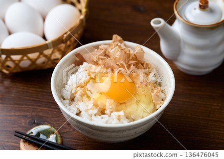 飯上放生雞蛋和鰹魚片 飯上放生雞蛋和鰹魚片 136476045