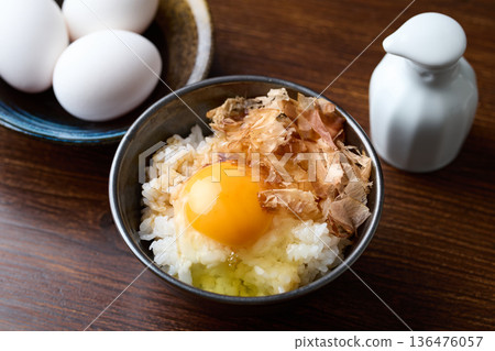 飯上放生雞蛋和鰹魚片 136476057