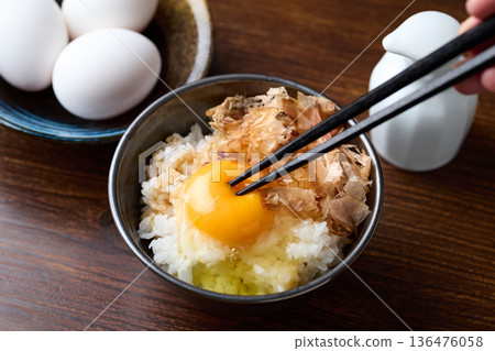 飯上放生雞蛋和鰹魚片 飯上放生雞蛋和鰹魚片 136476058