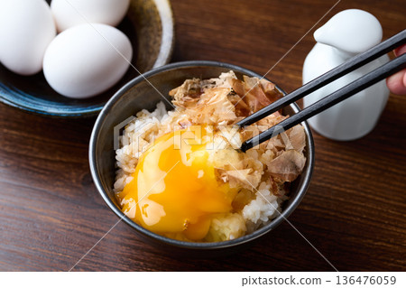 飯上放生雞蛋和鰹魚片 飯上放生雞蛋和鰹魚片 136476059