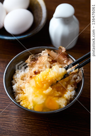 飯上放生雞蛋和鰹魚片 136476061