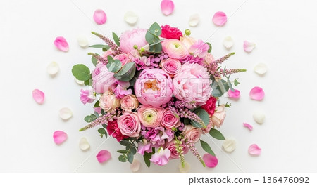 母親節圓形花束，以粉紅色花為主。 136476092