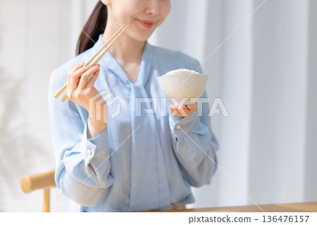 一個女人吃飯 一個女人吃飯 136476157
