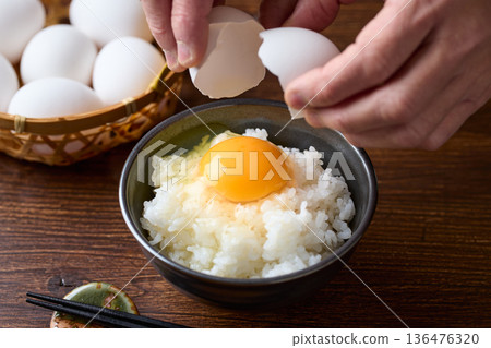 在白米飯上放一顆生蛋 136476320