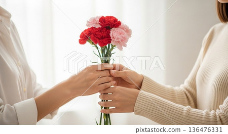 母親節場景:一位母親和孩子互贈康乃馨 母親節場景:一位母親和孩子互贈康乃馨 136476331