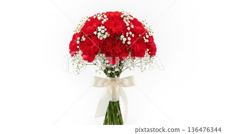 紅色康乃馨和白色絲帶花束 紅色康乃馨和白色絲帶花束 136476344