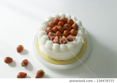 自然光下拍攝的草莓酥餅。自製完整蛋糕，置於白色背景。 136476535