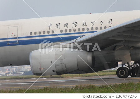 aircraft aircraft 136477270