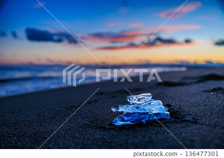 Jewelry ice sparkling on Otsu Coast at dusk (Toyokoro Town, Hokkaido) 136477301