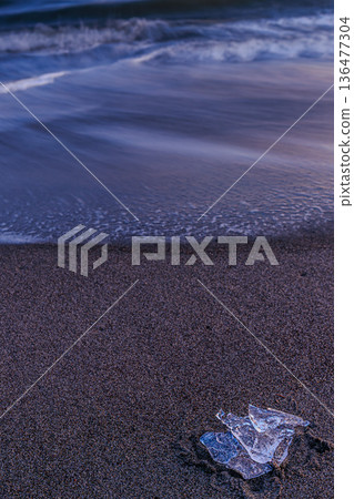 The evening view of Otsu Coast in Hokkaido and the fantastic scenery of jewelry ice 136477304