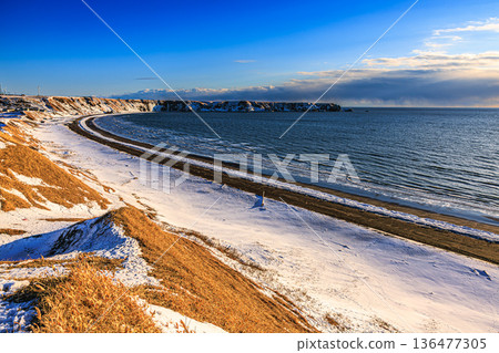 冬日陽光下，落石海岸美麗的曲線閃閃發光（北海道根室市） 136477305