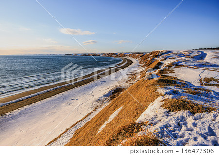 落石海岸的冬季景色，碧海藍天與皚皚雪原交相輝映。 136477306