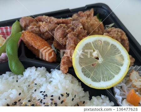 熱騰騰的美味炸雞便當 136477628