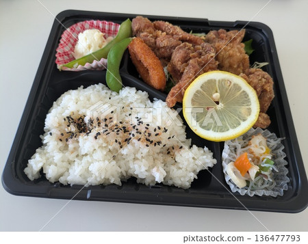 熱騰騰的美味炸雞便當 136477793