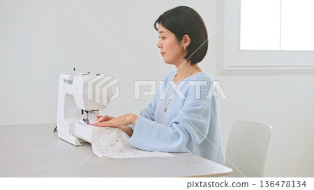 縫紉機女人的形象 136478134