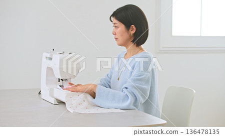 縫紉機女人的形象 136478135