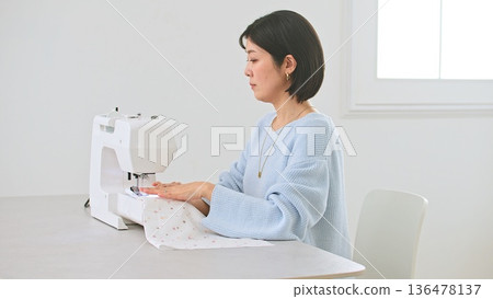 縫紉機女人的形象 136478137