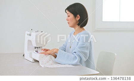 縫紉機女人的形象 136478138