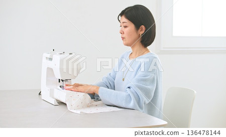 縫紉機女人的形象 136478144