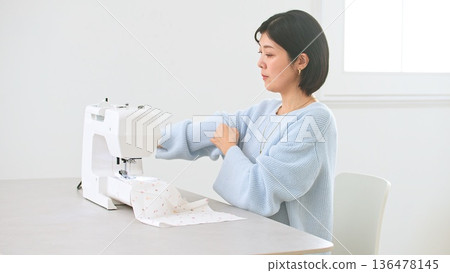 Sewing machine woman image Sewing machine woman image 136478145