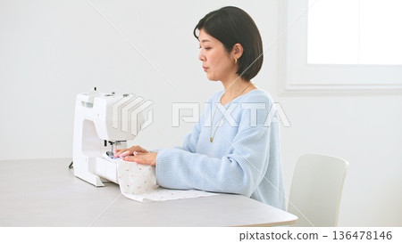 縫紉機女人的形象 136478146