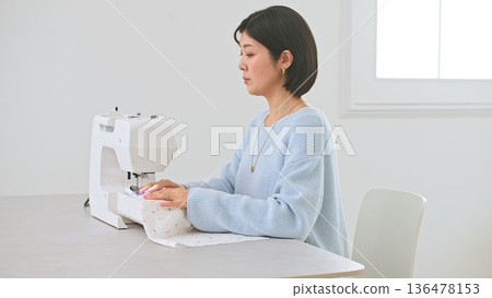 縫紉機女人的形象 136478153