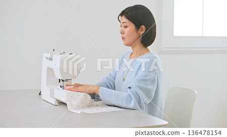 縫紉機女人的形象 136478154