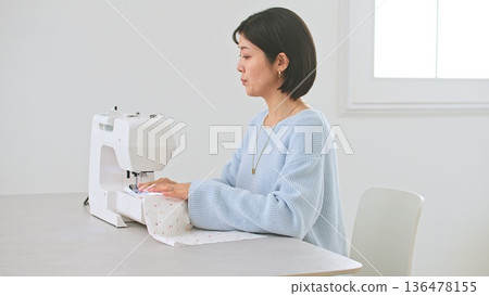 縫紉機女人的形象 136478155
