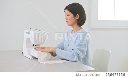 縫紉機女人的形象 136478156
