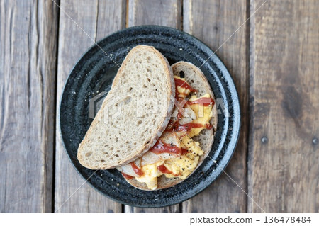 柏林鄉村麵包三明治:用德國黑麥麵包夾炒蛋的三明治 柏林鄉村麵包三明治:用德國黑麥麵包夾炒蛋的三明治 136478484