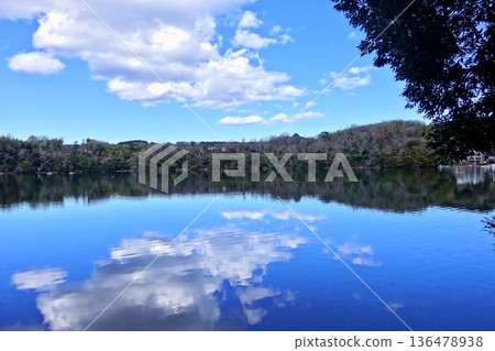 Winter scenery of Lake Ippeki in the harsh winter 136478938