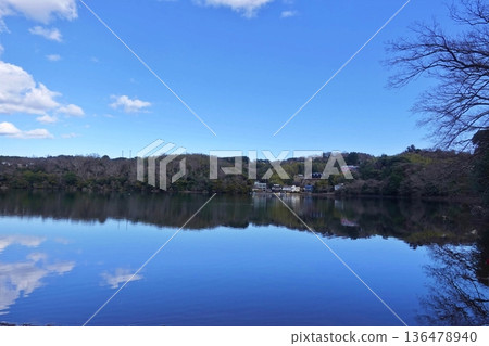 Winter scenery of Lake Ippeki in the harsh winter 136478940