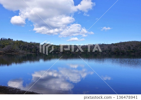 Winter scenery of Lake Ippeki in the harsh winter 136478941