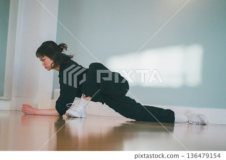 dancing, females, female 136479154