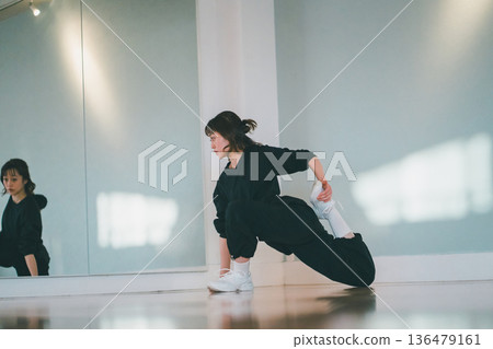 女生 女孩 女性 136479161