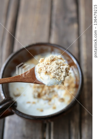 用筷子夾著溫熱的黃豆粉優格吃,有益腸道健康 用筷子夾著溫熱的黃豆粉優格吃,有益腸道健康 136479215