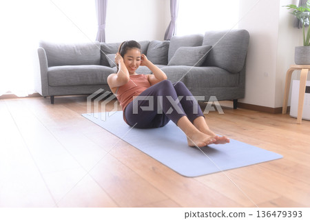 室內腹部運動 136479393